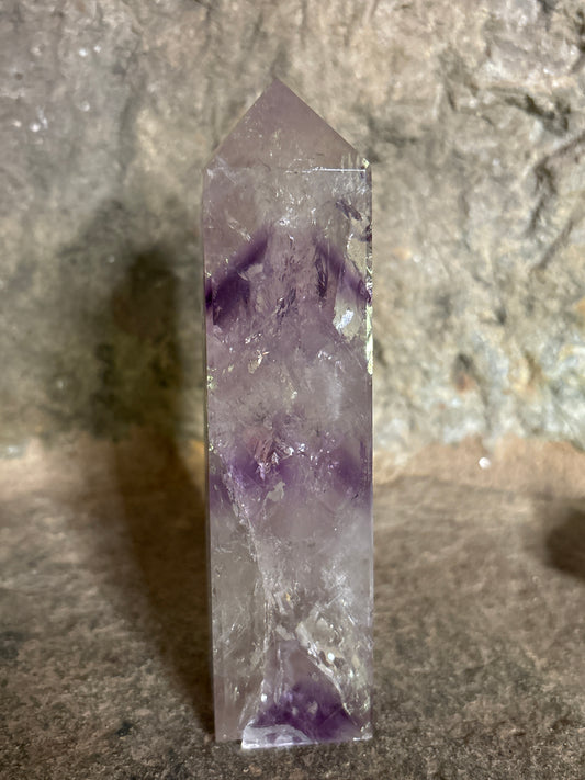 Phantom-Amethyst-Turm voller Regenbögen