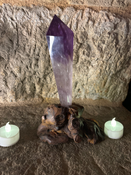 Phantom Amethyst Zauberstab mit handgefertigtem Holzständer