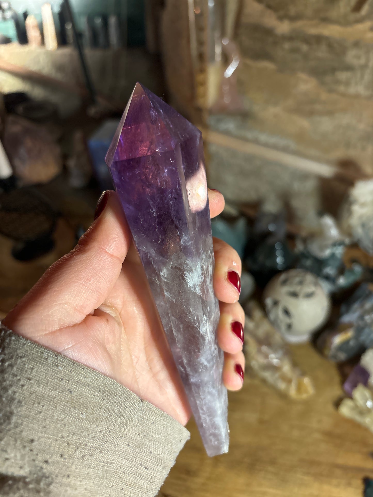 Phantom Amethyst Zauberstab mit handgefertigtem Holzständer